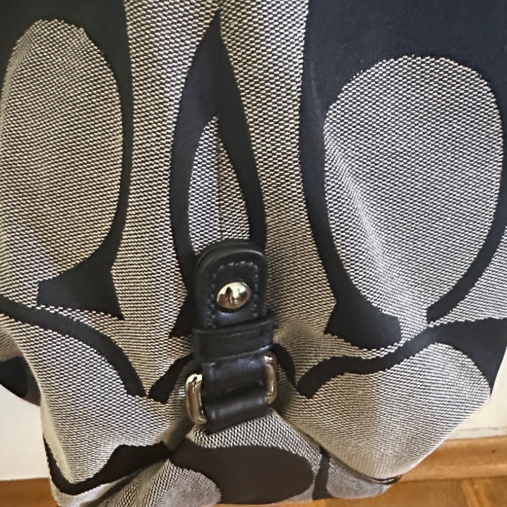 Stylish Coach Tote - Picture 6 of 7